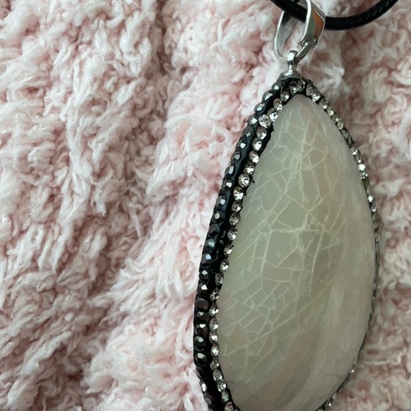 VINTAGE PEARL SHELL PENDENT WITH RHINESTONES - Picture 3 of 3